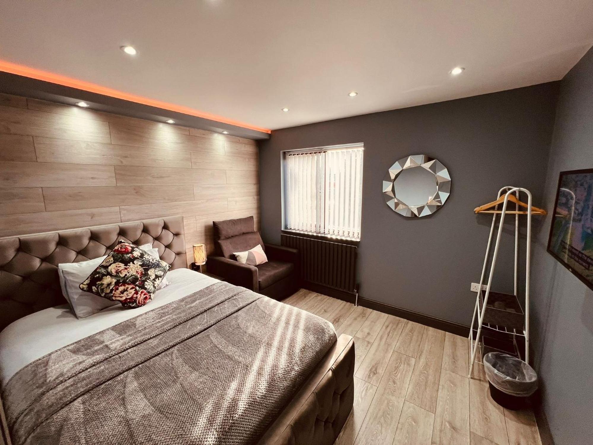 Modern Suites -5 Bedroom House- With Free Parking Birmingham City Exterior photo